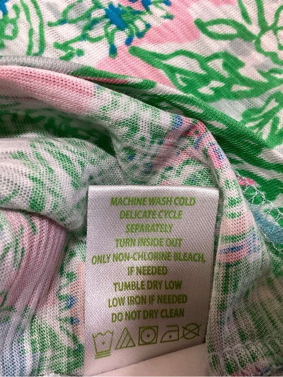 Lilly Pulitzer Etta V-Neck Tropical Print Tee in Green & Pink Size M 001504 - Picture 8 of 8